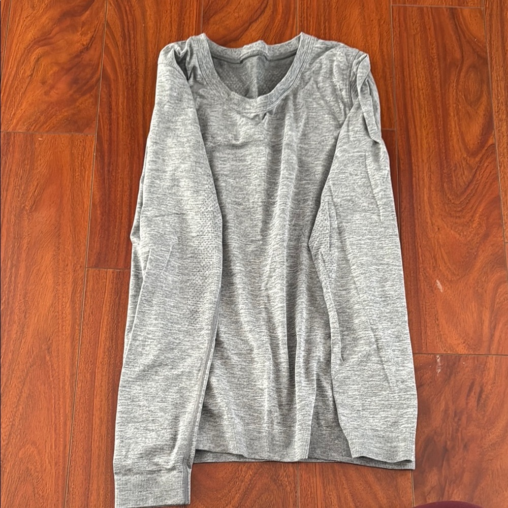 Size 6 lululemon swiftly tech relaxed long sleeve hip length.